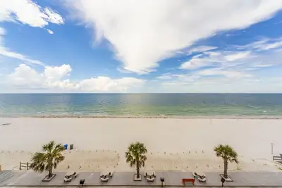 Image de Tout est \"Juste Beachy\" - Beachfront, Sunset Chateau, Treasure Island