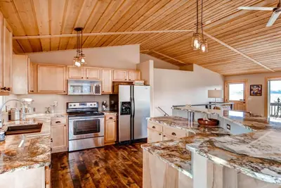 Image de Belle maison moderne de montagne avec vue, bain à remous et emplacement pratique! ! !
