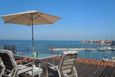 Image de Appartement spacieux avec vue sur la mer et terrasse sur le toit