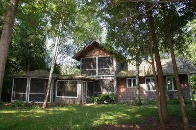 Image de Fabuleuse cabane en rondins sur le lac Kangourou dans le comté de Door, Wisconsin
