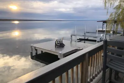 Image de Maison au bord de l'eau, pont sur l'eau, quai / ascenseur à bateaux, mise à jour de l'intérieur, couchers de soleil