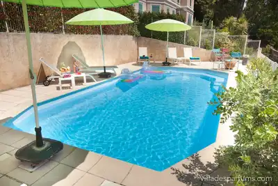 Image de Villa de luxe et piscine privée sur Côte d'Azur, vue imprenable