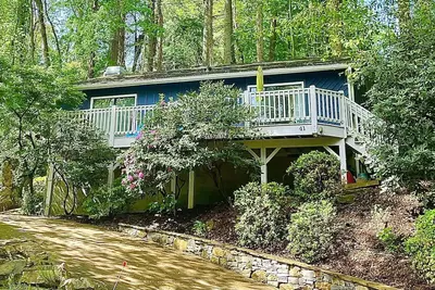 Image de Chalet confortable Asheville surplombant la rivière Swannanoa (accès à la rivière, cheminée)
