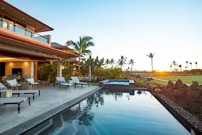 Image de Maison de luxe moderne avec vue sur la mer et le coucher de soleil avec accès à une plage privée