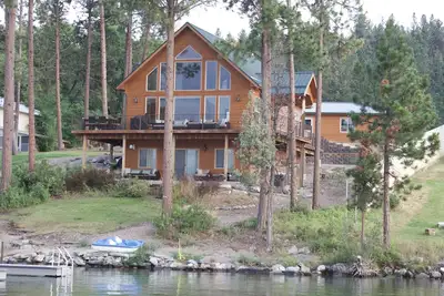 Image de Prime Lakefront Home avec de belles vues, foyer Fire Dock. Séjour minimum de 3 à 5 nuits