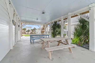 Image de Bienvenue à \"Marlin Canal\", un fantastique 5 chambres, 3 salles de bains et une salle de bains avec un quai flottant privé pouvant accueillir jusqu’à 16 personnes confortablement!  Découvrez notre offre spéciale ponton!