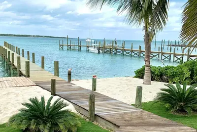 Image de Beachfront House Private Dock & Beach Tahiti Beach House - Hope Town 5 Star