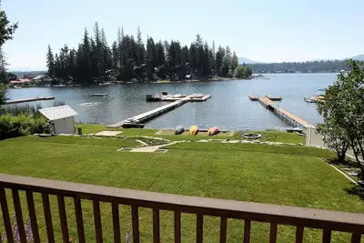 Image de 60 pieds de sable front de mer avec grande pelouse, grande terrasse et vue magnifique.