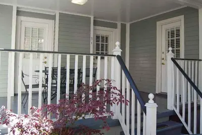 Image de 21 couchages, Trois Blocs À Bourbon Str. Et Toutes Les Attractions Du Quartier FRANÇAIS.