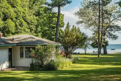 Image de Beach House à distance de marche du centre-ville de Traverse City