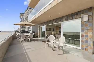 Image de Immaculate Oceanfront Vacation Beach Home (unité inférieure)