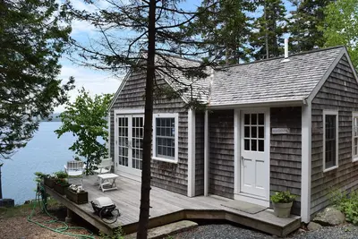 Image de The Boat House (ou \"suite lune de miel\") au bord de l'eau de Blue Hill Bay, Mdi