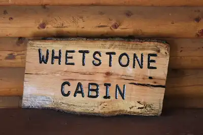 Image de Scenic Log Home sur l'East River niché dans les pins