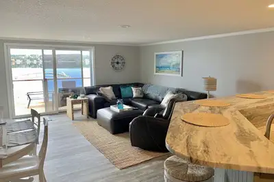Image de Beau, spacieux, toute l'année, condo au bord du lac, avec glissement de bateau et plus encore!