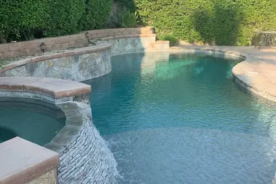 Image de Nouveau! Indian Wells Sud face à la maison privée fermée avec piscine