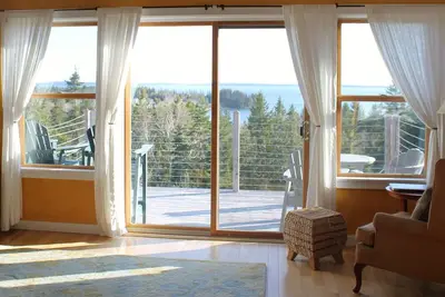 Image de Charmante Maine Accueil avec vue panoramique sur l'eau et le ciel!