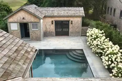 Image de Maison Neuve, Piscine + Cabana en ville. 5 chambres, 6 salles de bain complètes + 2 salles de bain. Sleeps 14
