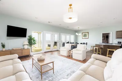 Image de ~ Escapade en famille parfaite \"Seascape Wonder\" pour vacances à la côte de Charleston ~ Oceanfront Beach House ~ Excellent rapport qualité / prix ~ Wi-Fi ~ Terrasses