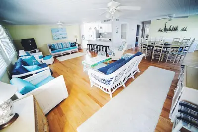 Image de Maison privée de plus de 3000 pieds carrés juste en face de la plage.
