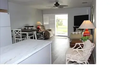 Image de Condo (cuisine et salon neufs) près de la plage.
