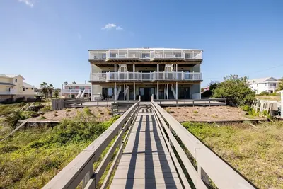 Image de Condo en bord de mer récemment rénové avec accès direct à la plage
