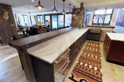 Image de Superbe rénovation - Penthouse Platinum dans le bain à remous I / O Village Ski W / Mtn. Vue