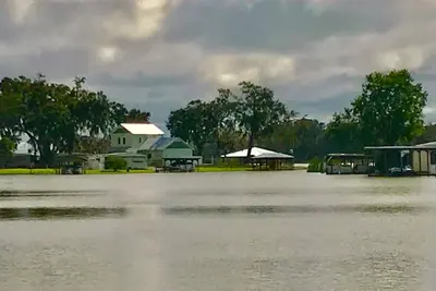 Image de Retraite au bord du lac de détente pittoresque sur la chaîne des lacs
