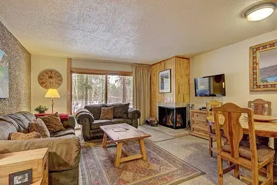 Image de Maison de ville spacieuse avec bois de chauffage gratuit, 5 pâtés de maisons jusqu'à la rue principale et la navette, piscine chauffée