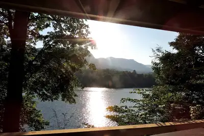 Image de 5br / 3Bath Accueil Lakefront w / bain Ă remous, Foosball Table & More. . .