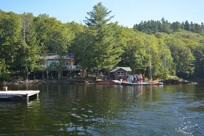 Image de Private Waterfront Cottage sur le lac Little Hawk. 3 + 1 chambres, accès à l'eau seulement.