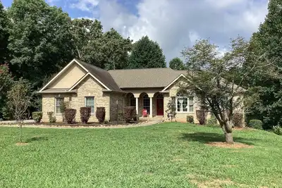 Image de Home on secluded 5 acres with private dock on Tn river 100 yards from house.