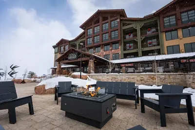 Image de DERNIÈRE Minute Vente! ! - La plus grande suite 2bd / 3ba - Mnt View & Overlooks Pool Area
