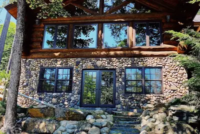 Image de Personnalisé vue sur le lac maison en bois rond à 100 pieds du bord de l'eau