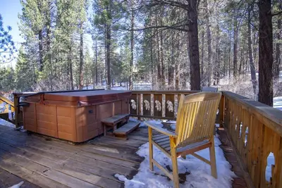 Image de Big Bear Home avec spa privé sur le pont arrière