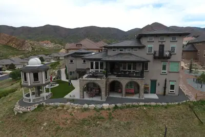 Image de Profitez d'une vue imprenable sur la ville et la montagne depuis le niveau inférieur de la magnifique maison toscane