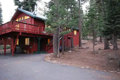 Image de Lg 4 Br w nouveau Hot Tub Tahoe Home w / Nouvelle cuisine, accès à la plage privée et à la jetée
