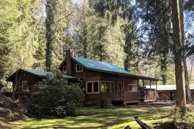 Image de Cabine classique 1925 au bord de la rivière au saumon