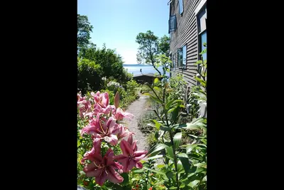 \"The Lookout\" patio avec vue privée, 2 pâtés de maisons de la plage, sans frais de nettoyage, pour 2 personnes