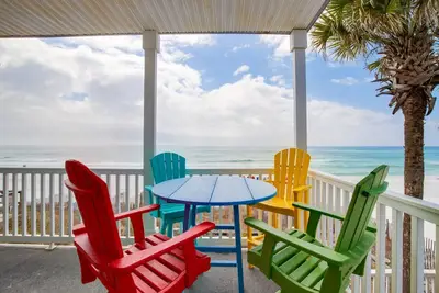 Image de Belle unité de coin en bord de mer avec balcon enveloppant