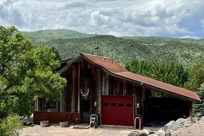 Image de The Carriage House- (25 min d'Aspen, bain à remous, garage chauffé)