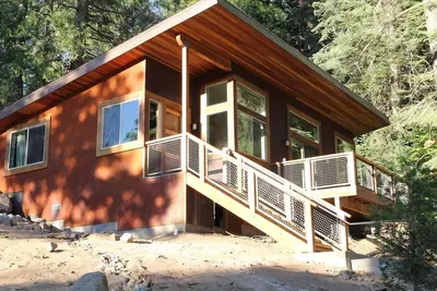 Image de Ce chalet à l'intérieur des portes du parc national de Yosemite vient d'être construit en 2016