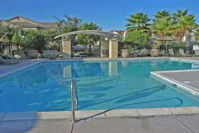 Image de LePark Blue Luxury avec piscine et spa à côté des hôpitaux du Downtown Airport Arena