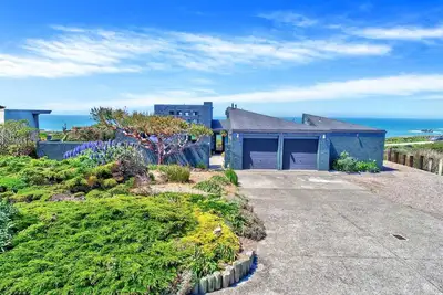 Image de Superbe maison juste en face de l'océan rénové à Sereno Del Mar!