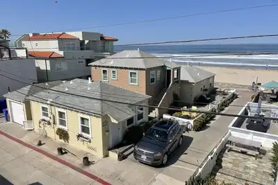 Image de Cozy Ocean Front \/ View Beach Cottage - Lire La Description pour Info.