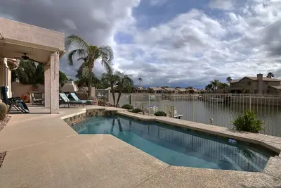Image de Maison de luxe au bord du lac avec un bateau ponton, piscine, à proximité du complexe sportif de Peoria