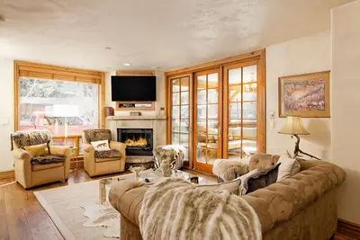 Image de Élégant 3 Br \/ 3 Ba Mountain View - # 415 Walk to Lifts & Town