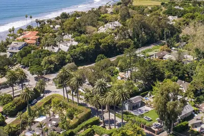 Image de Nouveau! Miramar Beach Cottage avec cour privée, terrasse et solarium - marchez jusqu'à la plage!