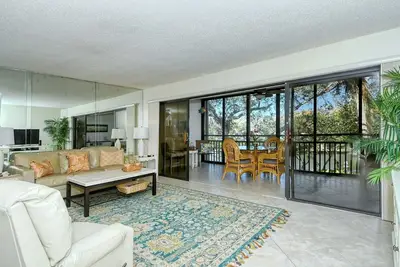 Image de Doveplum 723-2 étages, Condo 2 chambres avec plage privée avec chaises longues et parasol fourni, 2 piscines, centre de fitness et courts de tennis.