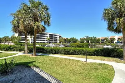 Image de Firethorn 614 - Condo 2 chambres avec plage privée avec chaises longues et parasol fourni, 2 piscines, centre de fitness et courts de tennis.