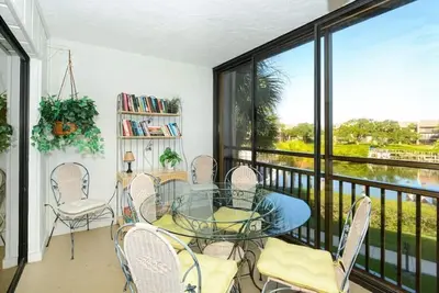 Image de Doveplum 624-2 étages, Condo 2 chambres avec plage privée avec chaises longues et parasol fourni, 2 piscines, centre de fitness et courts de tennis.